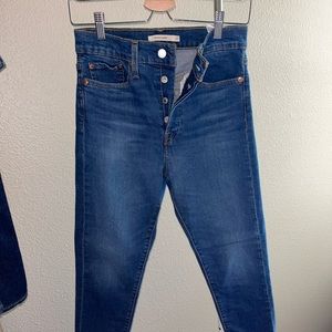 Levi Wedgie Skinny Size 27